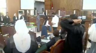 Wanita Nekat Terobos Area Sidang Pakai Kaus Gambar Wajah Ferdy Sambo