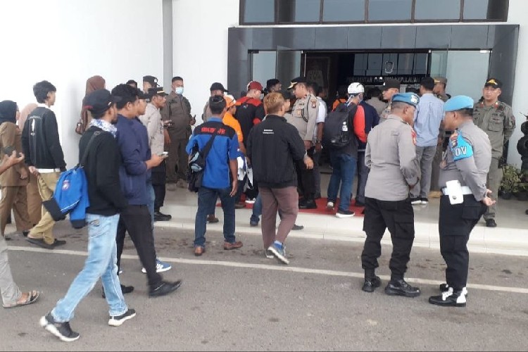 Ingin Bahas UMK 2023, Buruh Batam Kecewa Gagal Temui Gubernur Kepri di Tanjungpinang