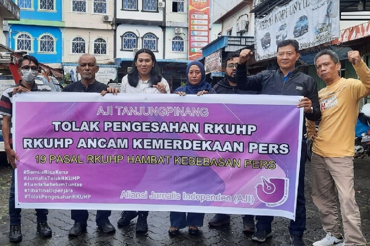 AJI Tanjungpinang Tebar Spanduk `Tolak Pengesahan RKUHP` di Titik Vital Ibu Kota Kepri
