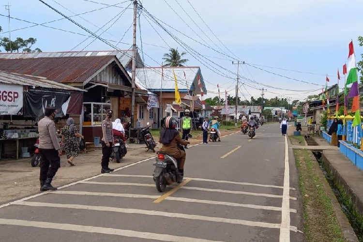 Patroli Strong Point Polsek Daik Lingga Sasar Wilayah Rawan Lakalantas dan Sekolahan