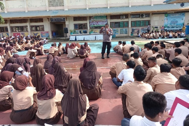 SMPN 10 Tanjunpinang Didatangi Polisi, Pelajar dan Guru Dikumpulkan di Tengah Lapang