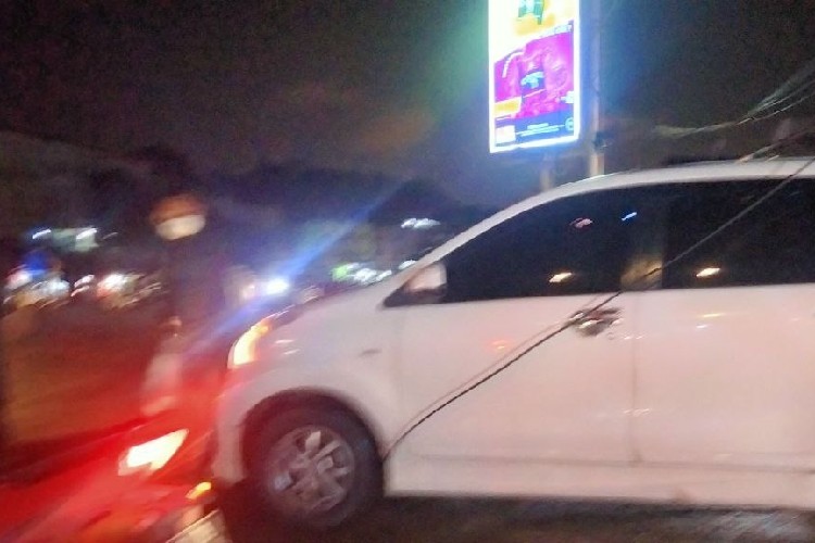 Kabel Awut-awutan Terjuntai di Simpang Bengkong Bahayakan Pengendara