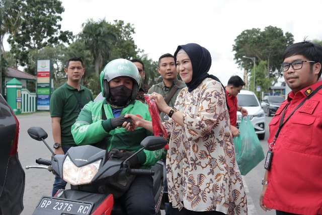 Peringati Hakordia 2022, Kejari Batam Bagi-bagi Kaus dan Bikin Lomba Pidato