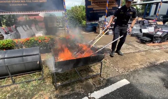 Bea Cukai Batam Bakar Ribuan Barang Elektronik Selundupan, Termasuk Alat Bantu Seks