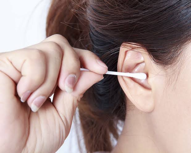 5 Bahaya Membersihkan Telinga dengan Cotton Bud: Infeksi hingga Gangguan Pendengaran