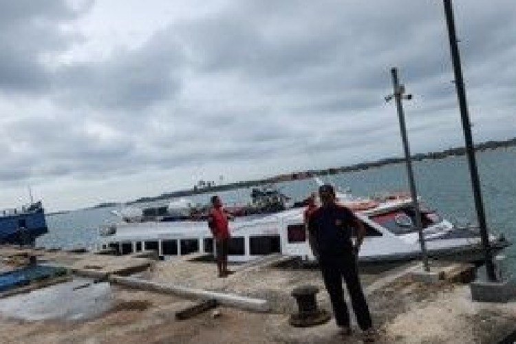 Bea Cukai Tangkap Kapal Bermuatan Handphone hingga Pakaian Bekas Ilegal di Batam