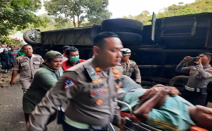 Bus Rombongan Mahasiswa Unri Alami Rem Blong dan Terbalik di Padang Panjang