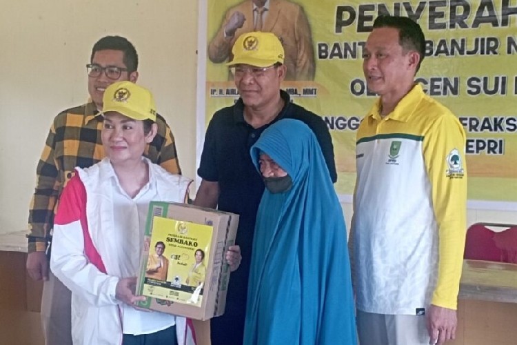 Cen Sui Lan Tebar Bantuan Logistik untuk Korban Banjir di Natuna