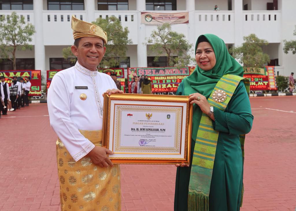 So Sweet, Momen Gubernur Ansar Serahkan Penghargaan ke Istri Tercinta di Hari Ibu