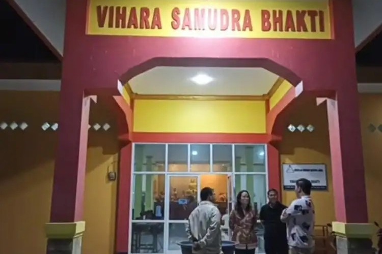 Cen Sui Lan Siap Bantu Lampu Penerangan untuk Vihara Samudera Bhakti di Natuna