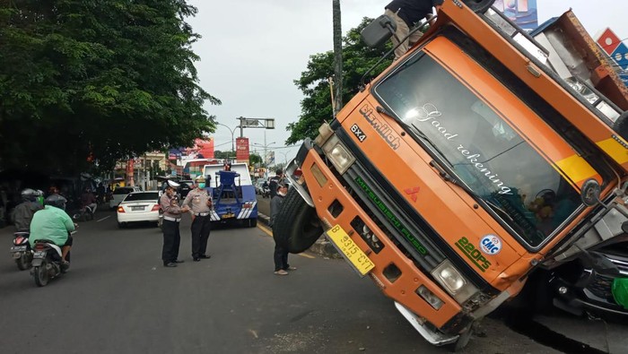 Kabar Terkini Kecalakaan Truk Pasir Timpa Mobil Brigjen TNI