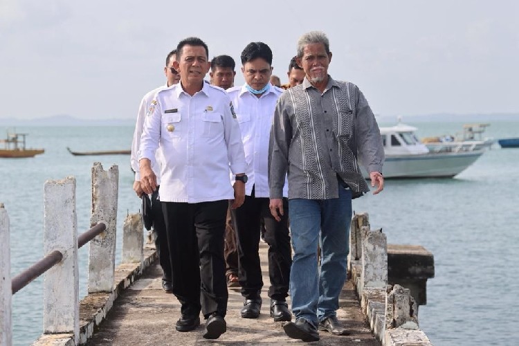 Gubernur Ansar Imbau Warga Waspadai Cuaca Ekstrem saat Berlibur ke Pantai