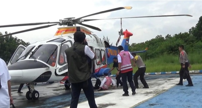 Menhub Budi Jatuh Saat Mau Naik Helikopter