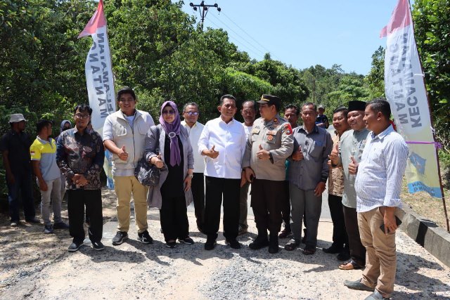 Gubernur Ansar Sekeluarga Resmikan Jalan Desa di Bintan