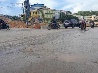 Air Keluar dari Aspal Simpang Bengkong Harapan, Diduga Akibat Pipa Bocor