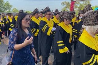 Baju Wisuda Ditahan Uniba, Anggota DPRD Tanjungpinang Terancam Tak Wisuda