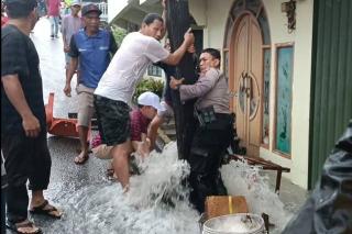 Pelajar SMP di Karimun Terseret Banjir dan Tersedot Drainase hingga Tewas