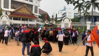 Aksi Buruh Kawal UMK Batam Rp5,3 Juta di Tengah Banjir depan Kantor Wali Kota