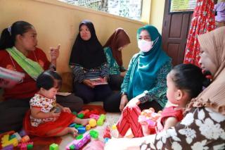 Sambangi Desa Kote, Ketua TP-PKK Lingga Puji Antusias Ibu-ibu Bawa Anak ke Posyandu