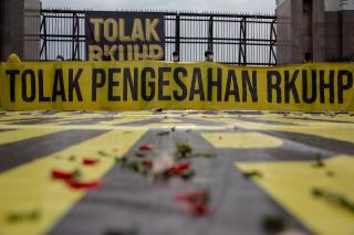 Disahkan DPR, UU KUHP Bikin Demokrasi RI Mundur ke Zaman Kolonial dan Monarki?
