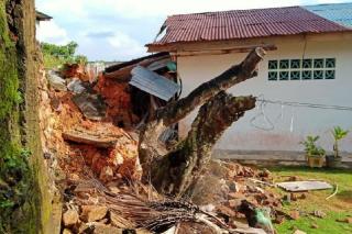 Curah Hujan Tinggi, Rumah Lansia di Bintan Tertimbun Tanah Longsor