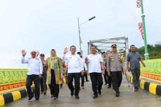 Gubernur Ansar Resmikan Jembatan Anak Emas Senilai Rp 8,7 Miliar di Desa Marok Tua Lingga