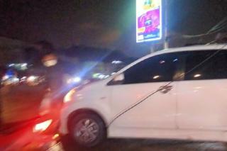 Kabel Awut-awutan Terjuntai di Simpang Bengkong Bahayakan Pengendara