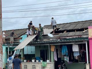 Warga Tanjungpermai Gotong Royong Perbaiki Atap Rumah Diterjang Puting Beliung