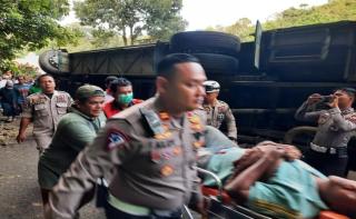 Bus Rombongan Mahasiswa Unri Alami Rem Blong dan Terbalik di Padang Panjang