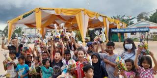 Gembiranya Anak-anak Tanjunguma Terima Bingkisan Makanan Ringan dari Rajawali Muda
