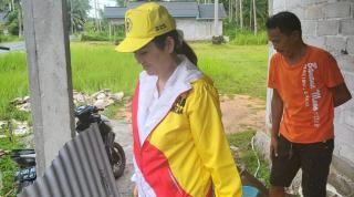 Komitmen Cen Sui Lan Bantu Bedah Rumah Warga Korban Banjir di Natuna
