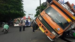 Kabar Terkini Kecalakaan Truk Pasir Timpa Mobil Brigjen TNI