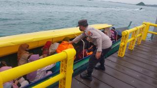 Momen Nataru, Polsek Belakang Padang Gencarkan Imbauan Life Jacket Pengguna Jasa Pelabuhan