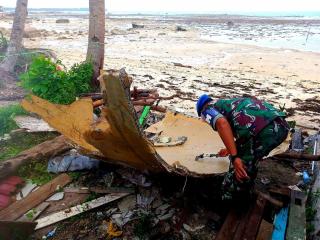 Warga Natuna Temukan Puing-puing Pesawat Misterius di Pantai