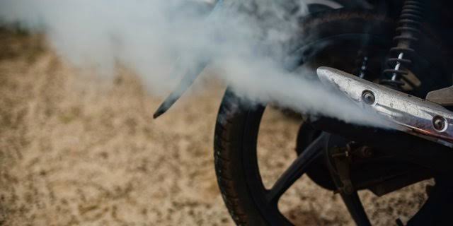 Ketahui 5 Penyebab Knalpot Motor Berasap Ngebul
