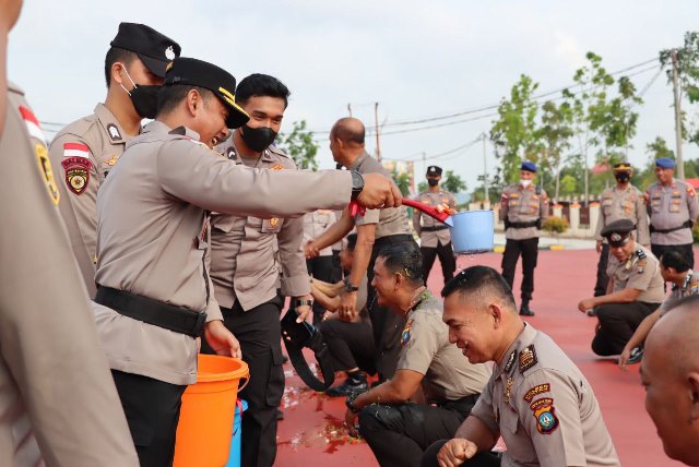 Naik Pangkat, 35 Personel Diguyur Air oleh Kapolresta Tanjungpinang