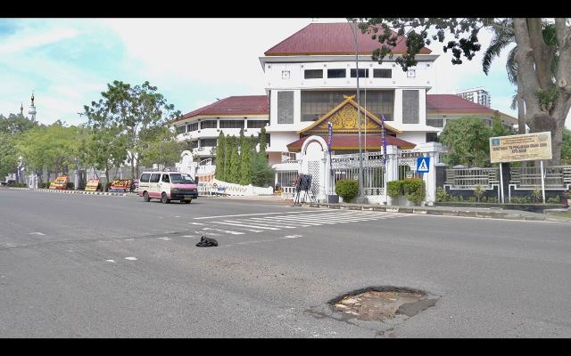 Lubang Menganga di Jalan Engku Putri Batam, Warga: Sudah Berhari-hari Tak Diperbaiki