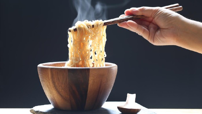 Viral Makan Mi Instan Campur Nasi Tingkatkan Risiko Jantung, Dokter Bilang Gini