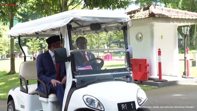 Jokowi Ajak PM Anwar Ibrahim Keliling Kebun Raya Bogor Pakai Buggy Car
