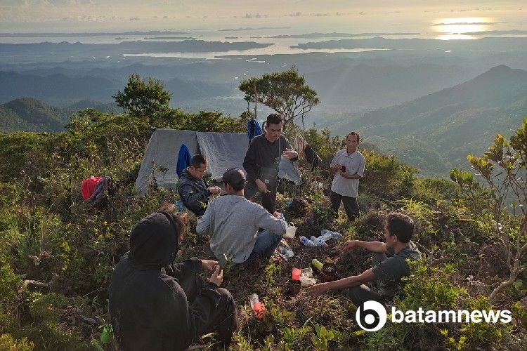 Menatap Indahnya Hamparan Pulau Lingga dari Atas Batu Gajah di Desa Panggak Darat