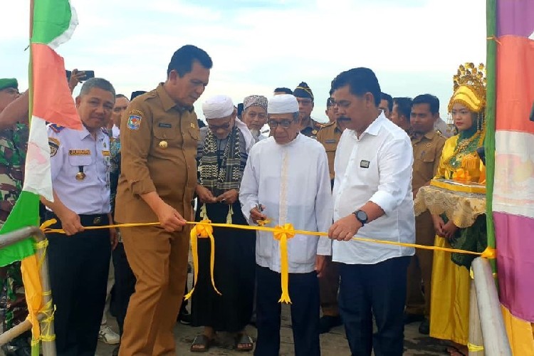 Gubernur Ansar Resmikan Dermaga Apung Senilai Rp 2 Miliar di Sedanau Natuna