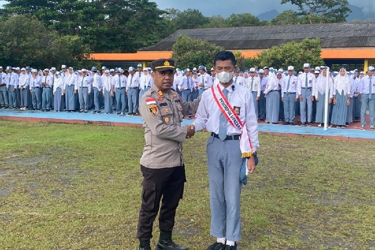 Kapolsek Daik Ingatkan Soal Etika Berlalulintas hingga Bahaya Miras ke Pelajar SMAN 1 Lingga
