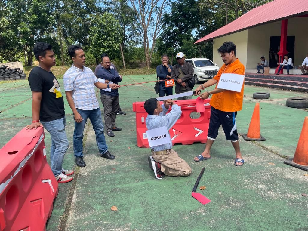 Rekonstruksi Pembunuhan di Batam, Iwan Ayunkan Parang ke Kepala Suami Mantan Istri