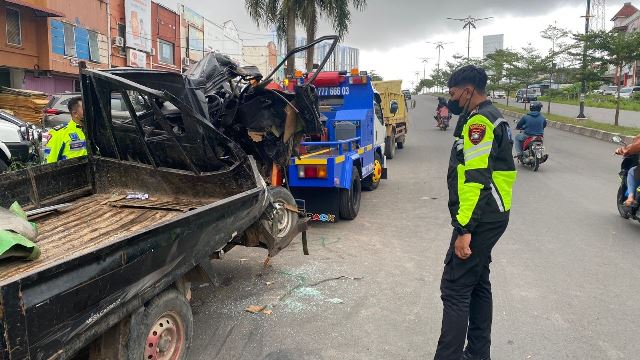 Suzuki Pickup Ringsek usai Tabrak Truk Parkir di Marchelia Batam