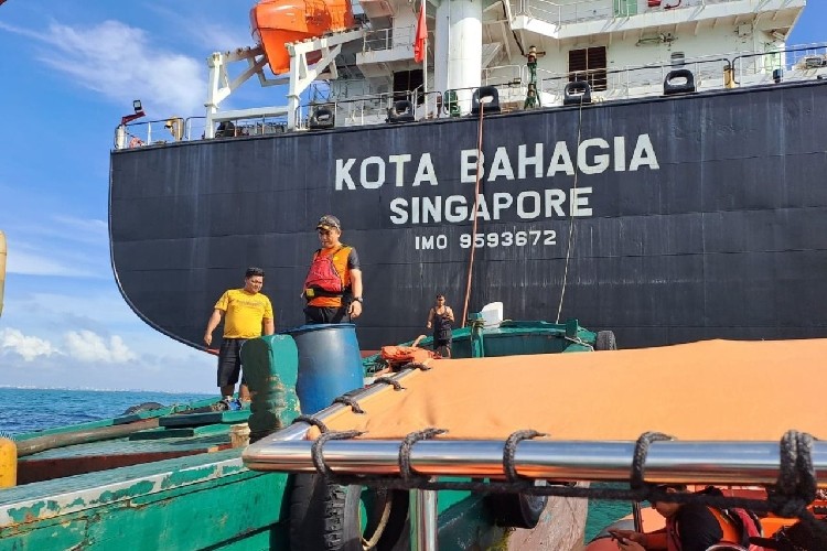 Tiga ABK MV Kota Bahagia Singapore Jatuh di Laut Batam, Satu Tewas
