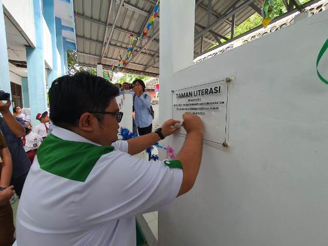 Cerianya Murid-murid SD Negeri 005 Nongsa Punya Taman Literasi Baru