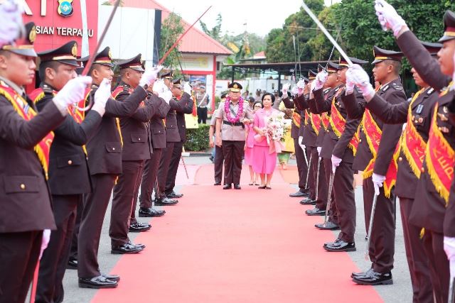 Pedang Pora dan Karpet Merah Sambut Kapolda Kepri yang Baru, Irjen Tabana Bangun