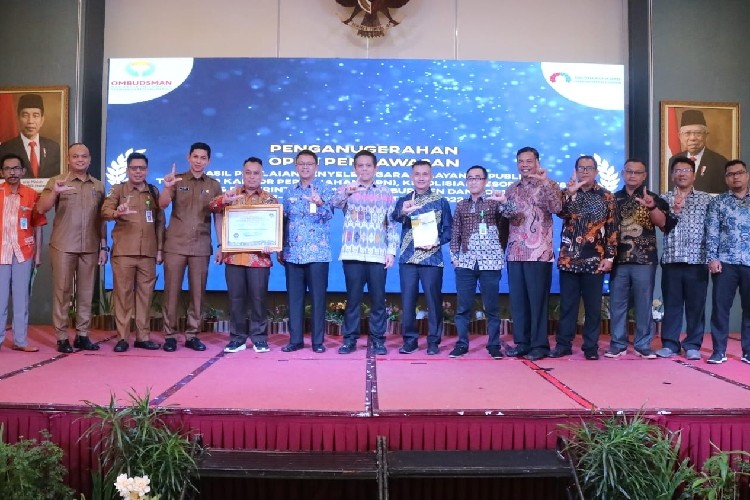 Pemkab Lingga Raih Penghargaan Kepatuhan Pelayanan Publik dari Ombudsman