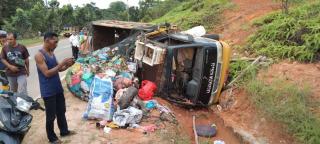 Tabrakan dengan Sedan, Mobil Pengangkut Sampah Kecamatan Nongsa Terguling