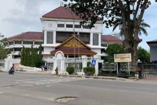 Jalan Berlubang di Depan Kantor Wali Kota Batam Tak Kunjung Diperbaiki, Yumasnur: Terimakasih Infonya